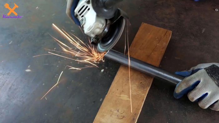 Такую легкую самодельную тачку можно взять с собой и хранить где угодно