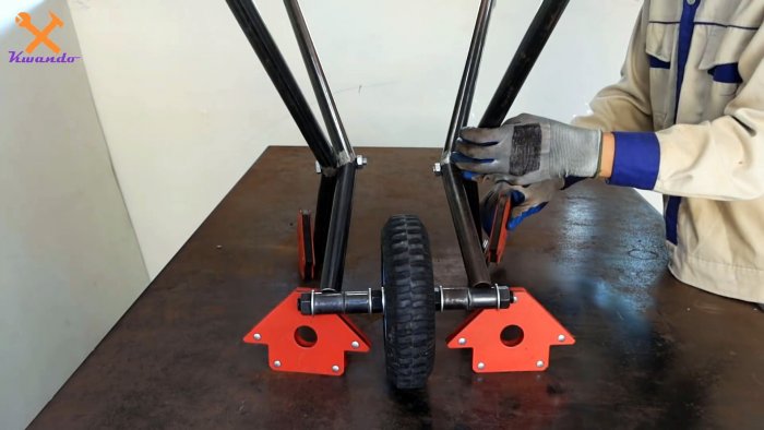 Такую легкую самодельную тачку можно взять с собой и хранить где угодно