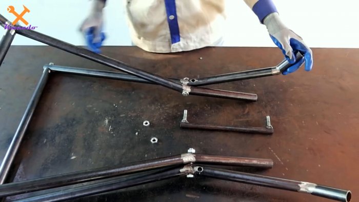 Такую легкую самодельную тачку можно взять с собой и хранить где угодно