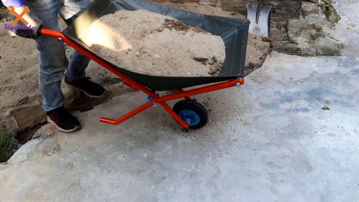 Такую легкую самодельную тачку можно взять с собой и хранить где угодно