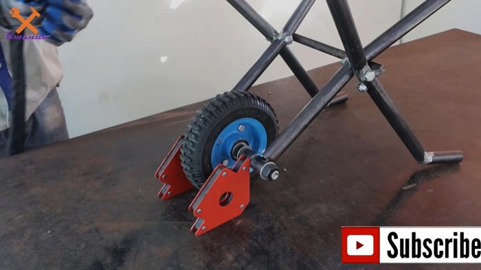 Такую легкую самодельную тачку можно взять с собой и хранить где угодно