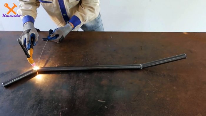 Такую легкую самодельную тачку можно взять с собой и хранить где угодно