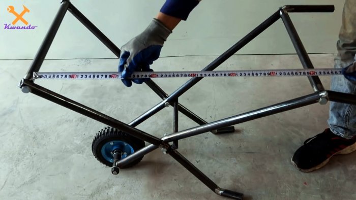 Такую легкую самодельную тачку можно взять с собой и хранить где угодно