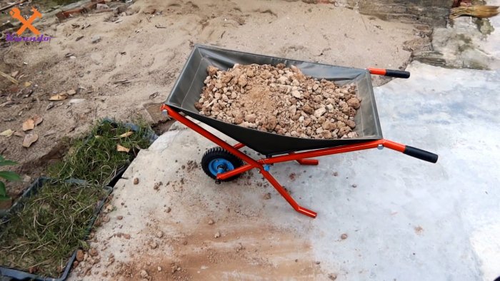 Такую легкую самодельную тачку можно взять с собой и хранить где угодно