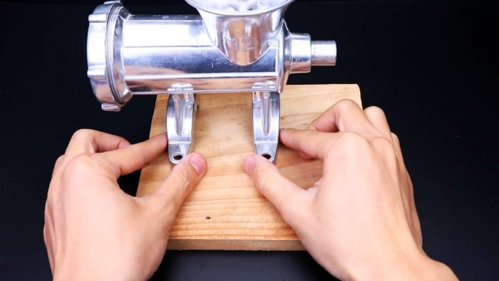 Как переделать обычную мясорубку в электрическую