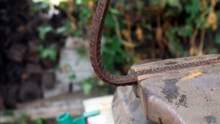 Как из обычной арматуры сделать удобный топор