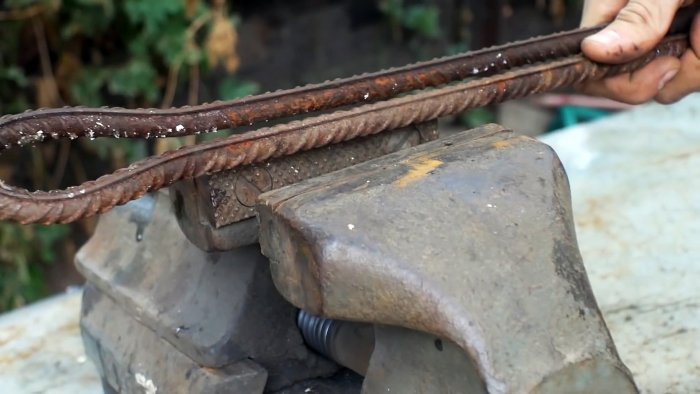 Как из обычной арматуры сделать удобный топор