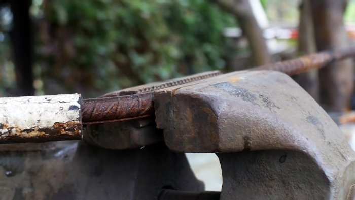 Как из обычной арматуры сделать удобный топор
