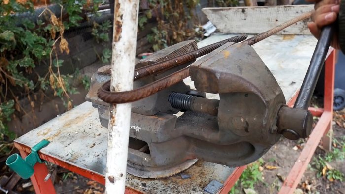 Как из обычной арматуры сделать удобный топор