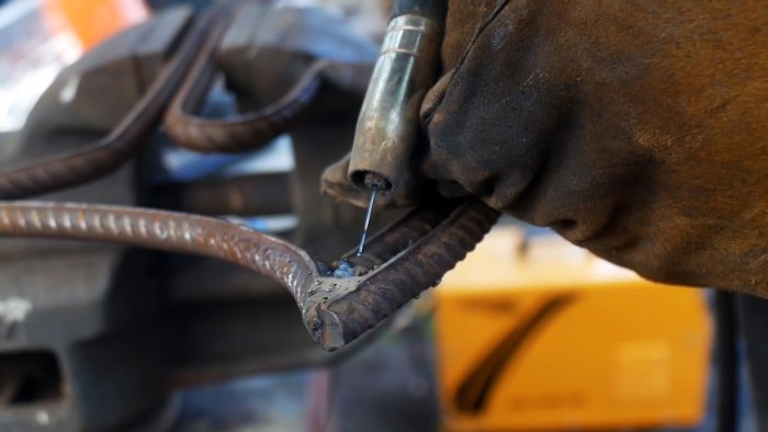 Как из обычной арматуры сделать удобный топор