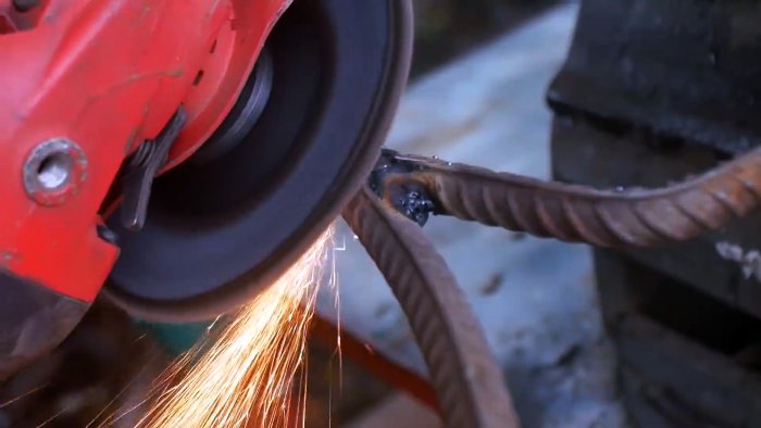 Как из обычной арматуры сделать удобный топор