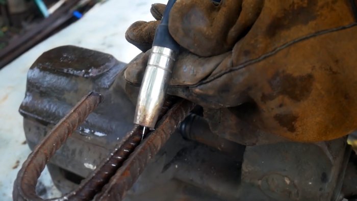 Как из обычной арматуры сделать удобный топор