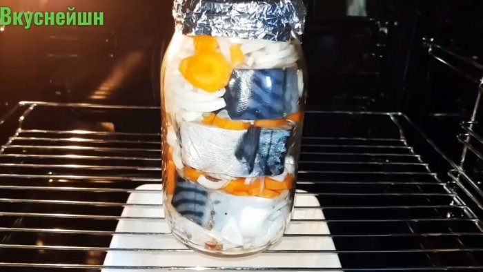 Просто кладем скумбрию в банку и забываем про рукав для запекания