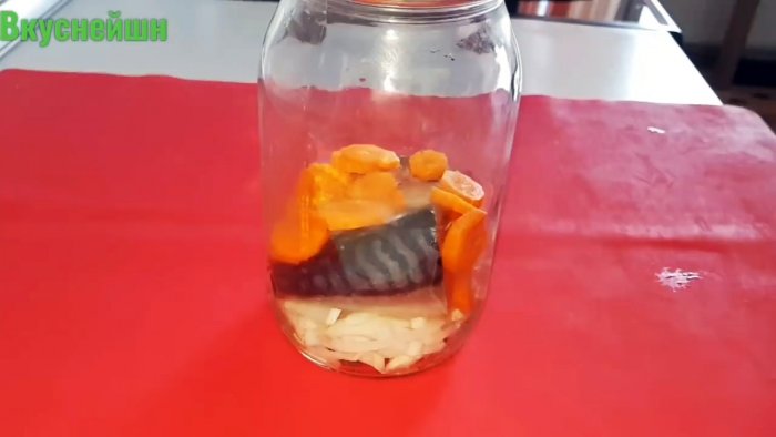 Просто кладем скумбрию в банку и забываем про рукав для запекания