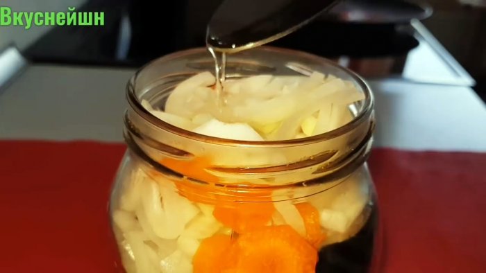 Просто кладем скумбрию в банку и забываем про рукав для запекания