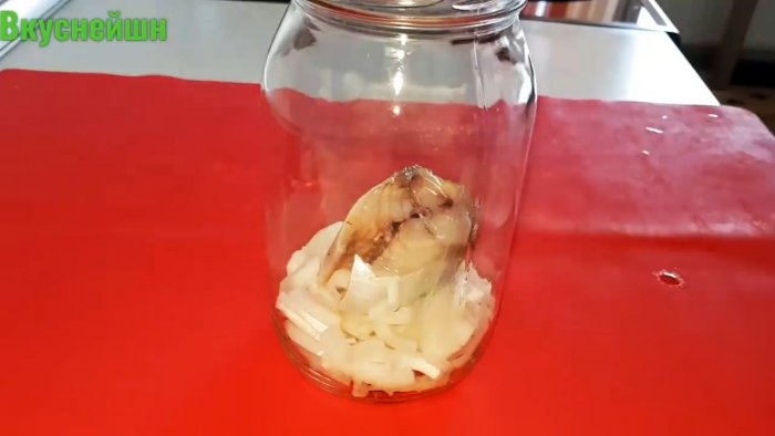 Просто кладем скумбрию в банку и забываем про рукав для запекания