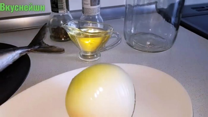 Просто кладем скумбрию в банку и забываем про рукав для запекания