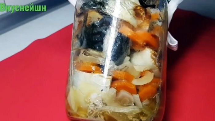 Просто кладем скумбрию в банку и забываем про рукав для запекания