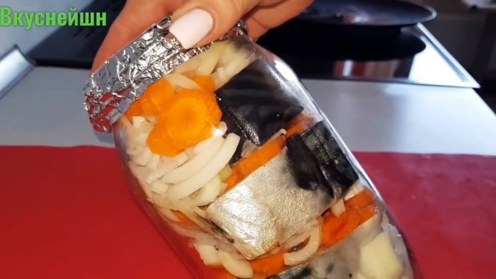 Просто кладем скумбрию в банку и забываем про рукав для запекания