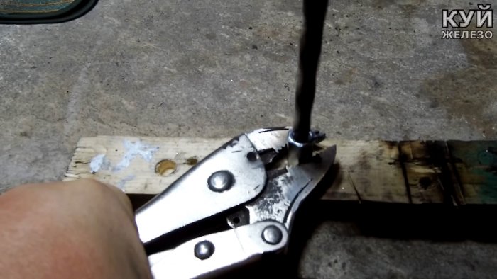 Как из сломанной болгарки и мотора от дворников сделать электродомкрат на 1500 кг