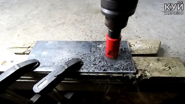 Как из сломанной болгарки и мотора от дворников сделать электродомкрат на 1500 кг