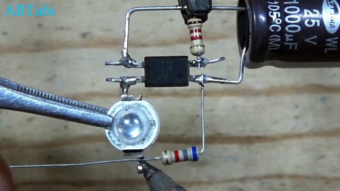 2 мигалки из старой зарядки от телефона