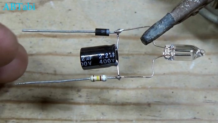 2 мигалки из старой зарядки от телефона