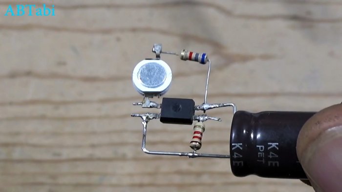 2 мигалки из старой зарядки от телефона
