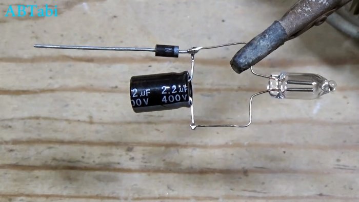 2 мигалки из старой зарядки от телефона