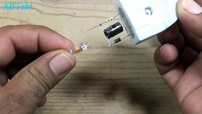 2 мигалки из старой зарядки от телефона