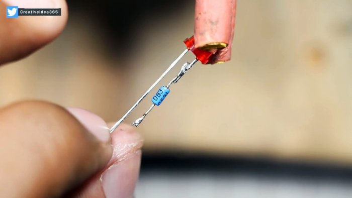 Как из энергосберегающей лампы сделать простую мигалку без транзисторов на 220В