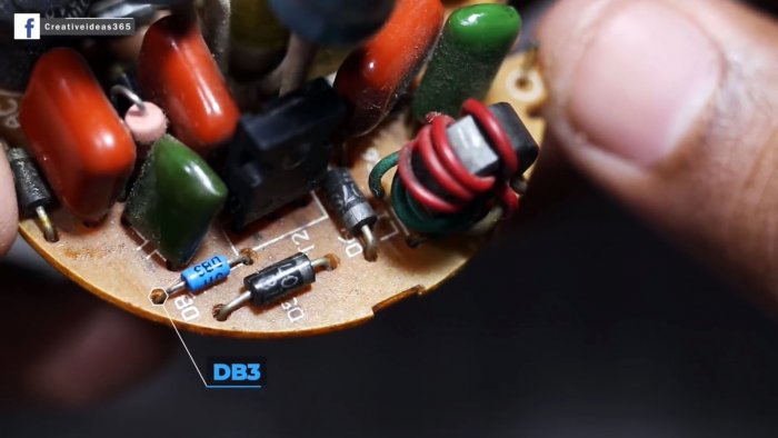 Как из энергосберегающей лампы сделать простую мигалку без транзисторов на 220В