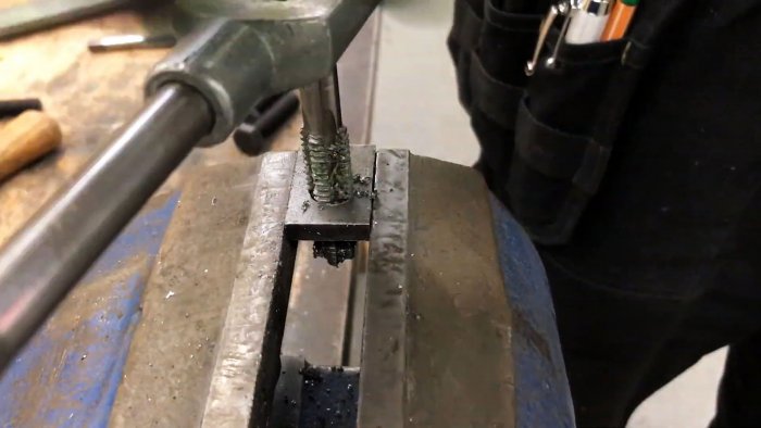 Как переплавить крышки от ПЭТ бутылок в полезный инструмент