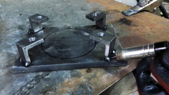 Как переплавить крышки от ПЭТ бутылок в полезный инструмент