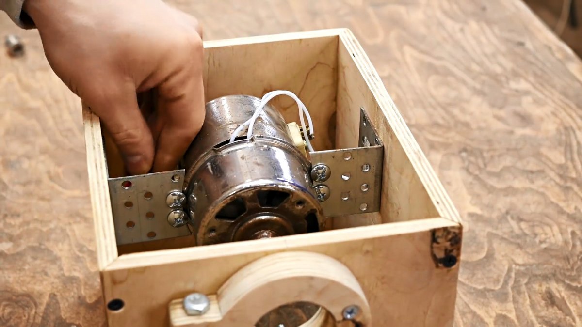 Как из старого маломощного мотора сделать полезный станок для фигурной резки металла