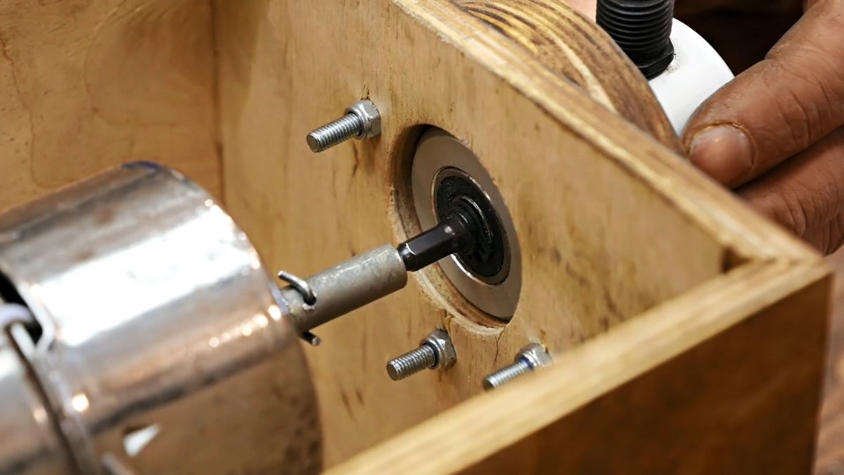 Как из старого маломощного мотора сделать полезный станок для фигурной резки металла