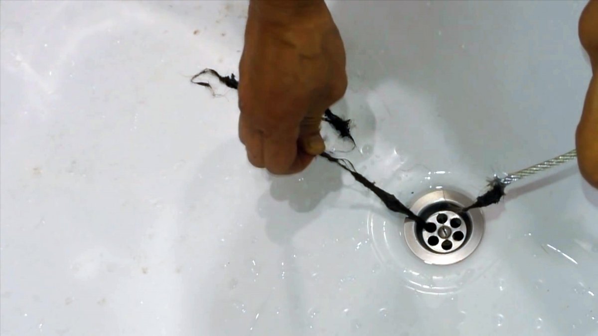 Как прочистить слив в душевой кабине от волос
