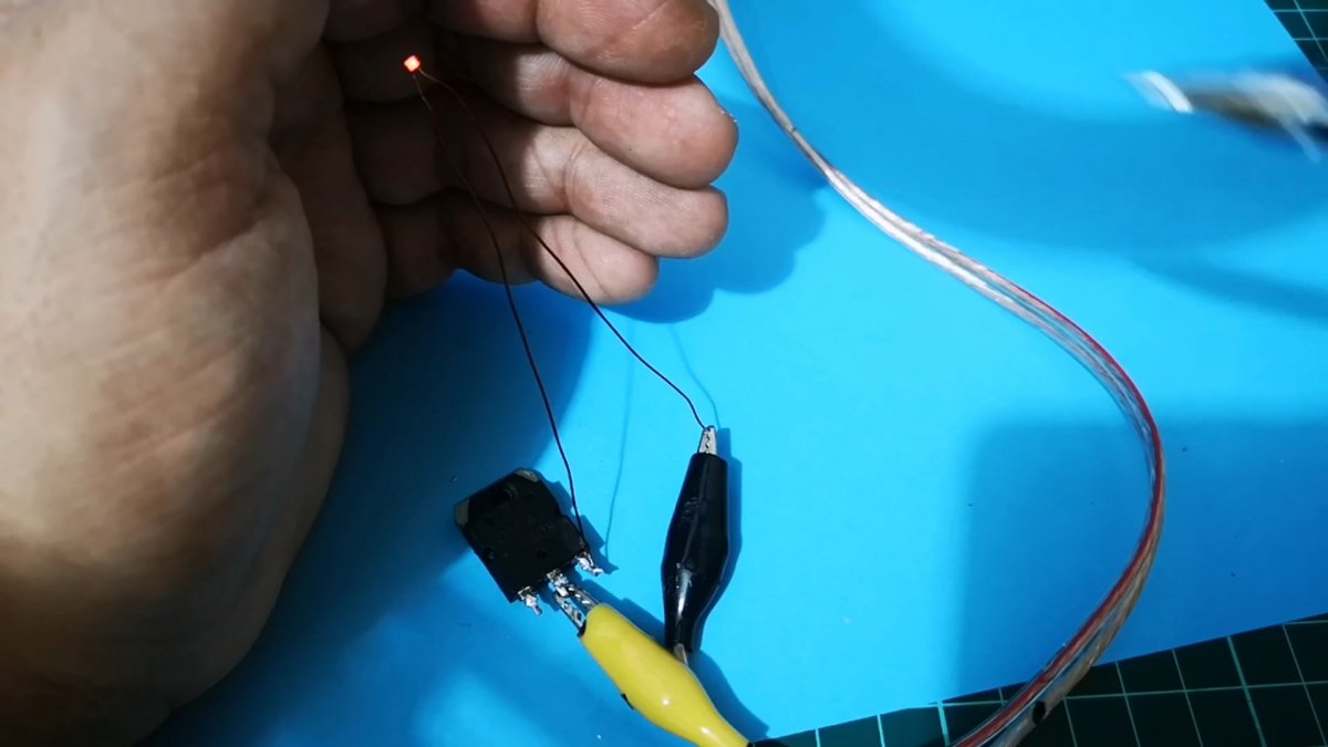 Зачем в схемах параллельно светодиоду подключают резистор