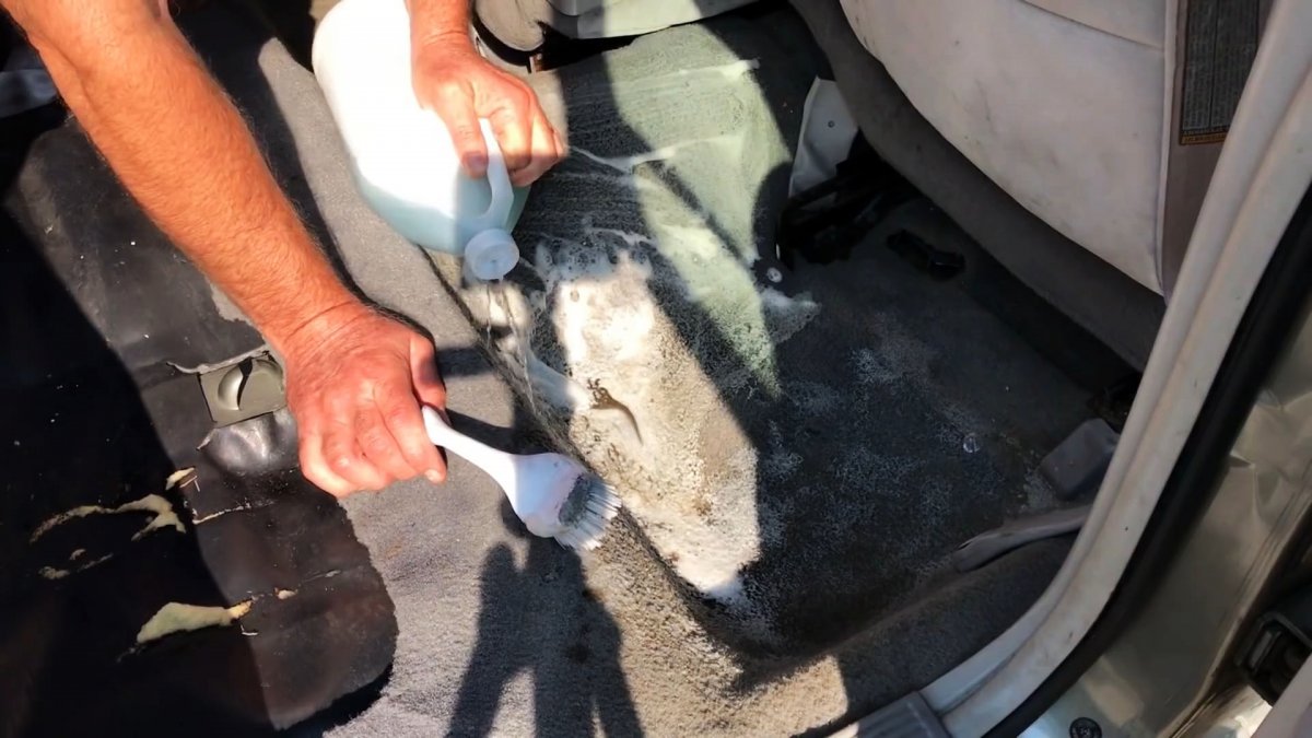Как и чем отмыть ковролин в машине