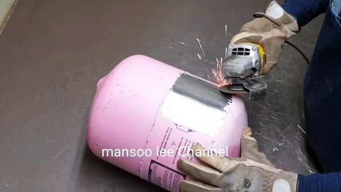 Как сделать мангал из газового баллона под топливный брикет