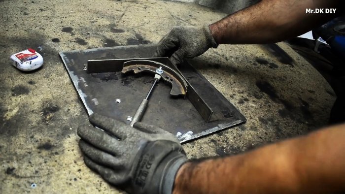 Как из тормозной колодки и газлифта сделать кондуктор для быстрой сварки