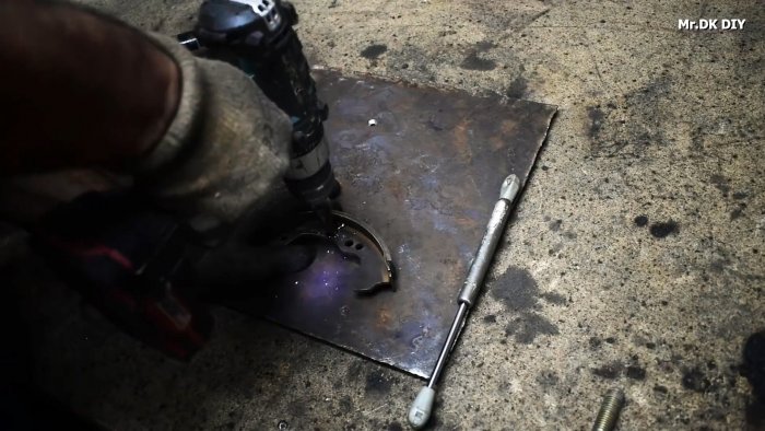 Как из тормозной колодки и газлифта сделать кондуктор для быстрой сварки