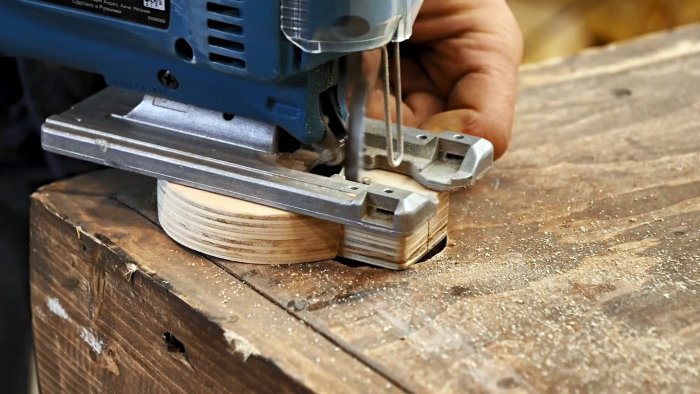 Как из старого маломощного мотора сделать полезный станок для фигурной резки металла