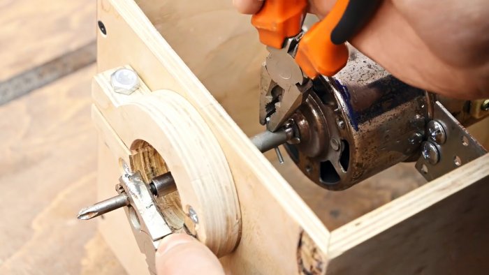 Как из старого маломощного мотора сделать полезный станок для фигурной резки металла