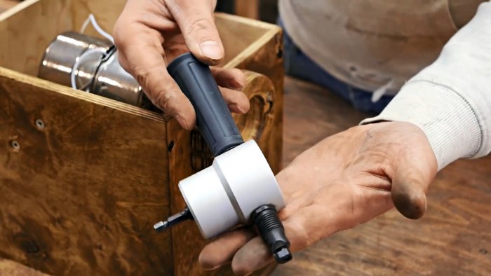 Как из старого маломощного мотора сделать полезный станок для фигурной резки металла