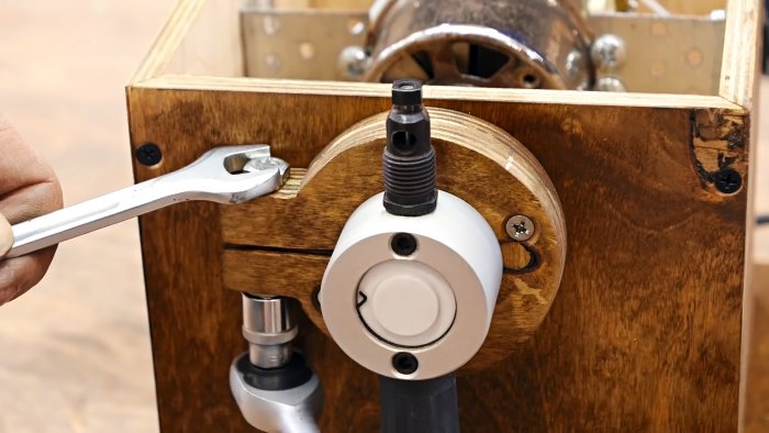 Как из старого маломощного мотора сделать полезный станок для фигурной резки металла