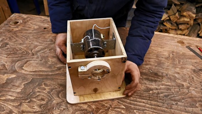 Как из старого маломощного мотора сделать полезный станок для фигурной резки металла