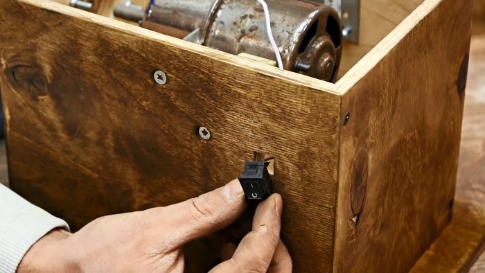 Как из старого маломощного мотора сделать полезный станок для фигурной резки металла