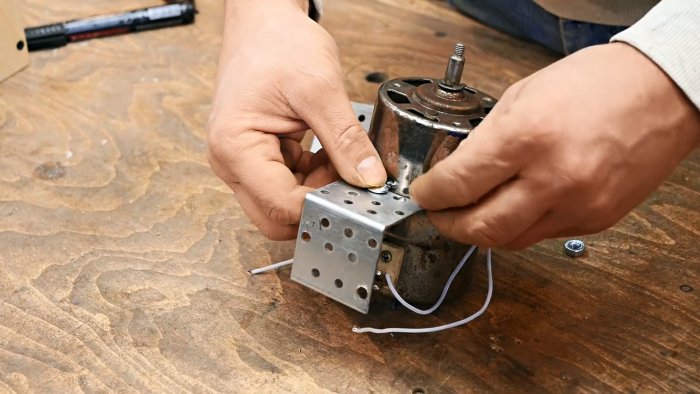 Как из старого маломощного мотора сделать полезный станок для фигурной резки металла