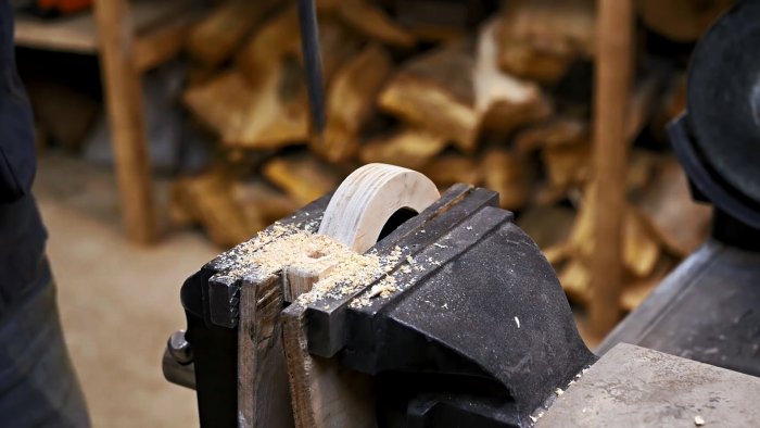 Как из старого маломощного мотора сделать полезный станок для фигурной резки металла